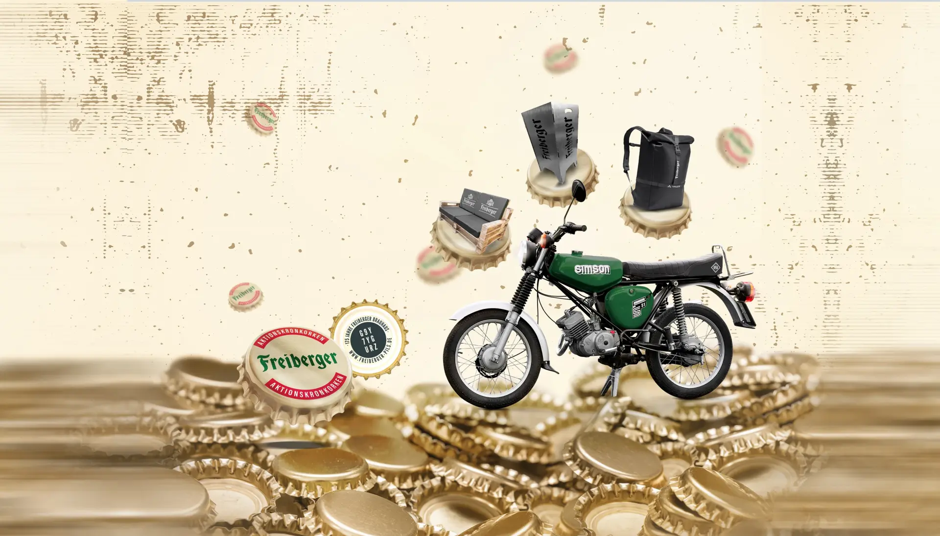 Grünes Simson-Mofa steht auf goldenen Kronkorken. Darüber schweben Rucksack, Sitzbank und Feuerschale im Freiberger-Design.