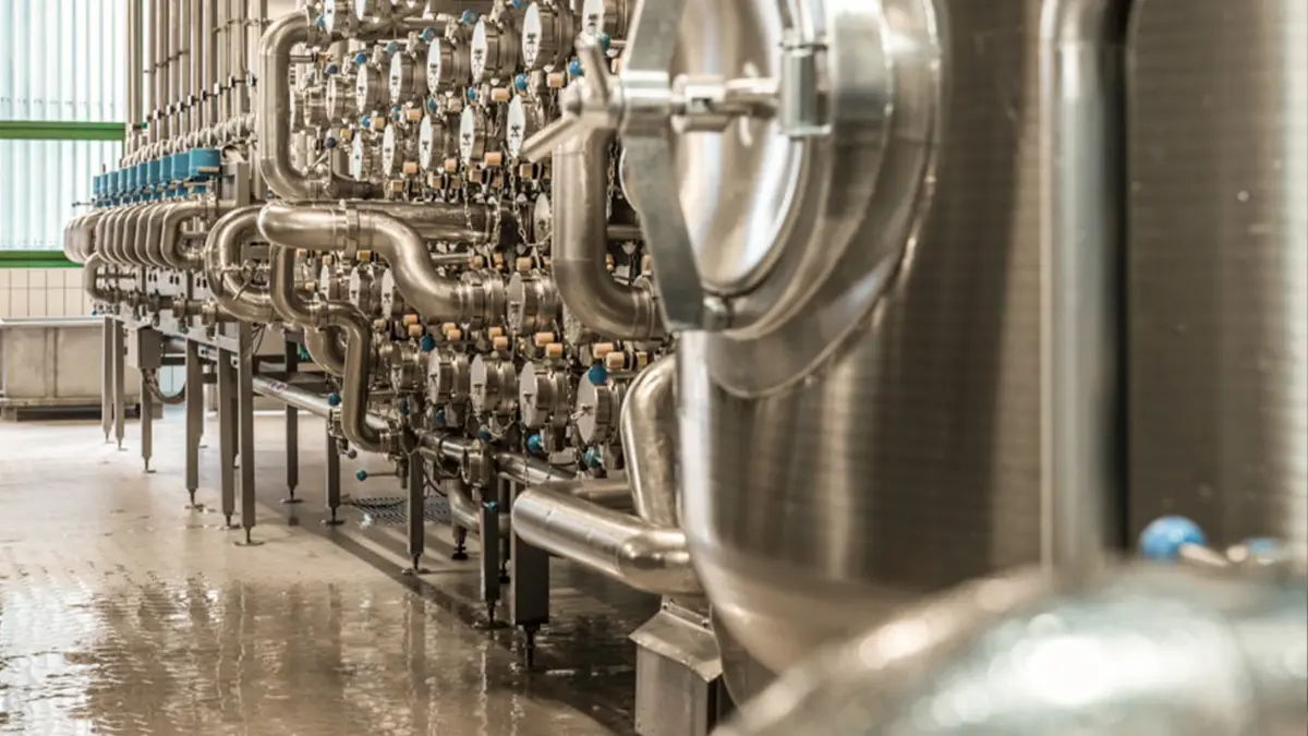 Das Foto zeigt eine industrielle Anlage mit zahlreichen Stahlrohren und Ventilen.