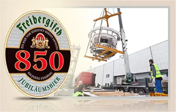 Ein Kran hebt eine Glaskuppel an einer Baustelle, Arbeiter beobachten den Vorgang. Ein rundes Emblem zeigt die Zahl 850.