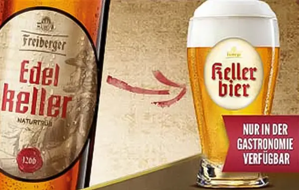 Eine Bierflasche und ein gefülltes Glas stehen nebeneinander, verfügbar nur in der Gastronomie.