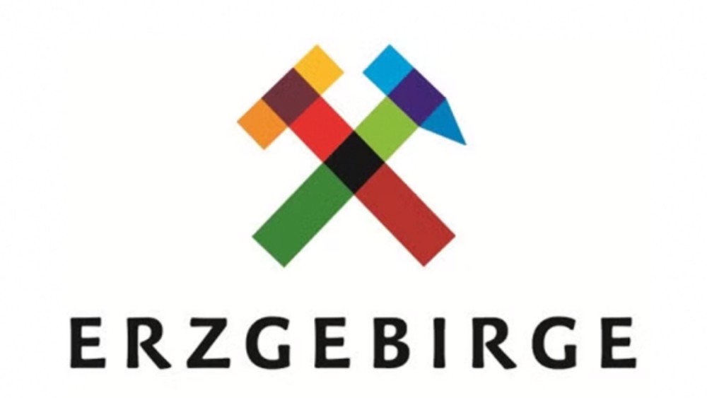 Zwei bunte überkreutzte Hämmer, darunter der Schriftzug Erzgebirge.