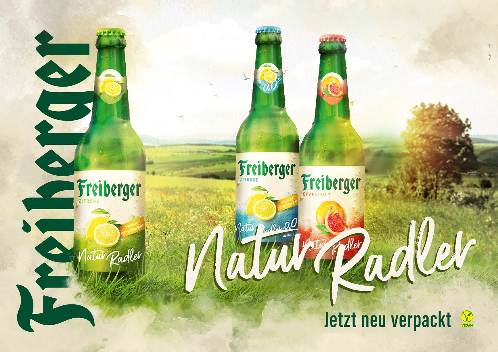 Drei Bierflaschen mit Zitronen- und Grapefruitaromen stehen auf einer Wiese. Im Hintergrund ist eine hügelige Landschaft.
