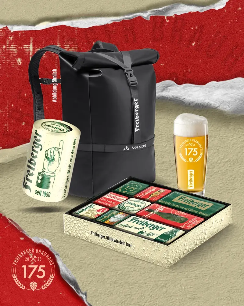 Schwarzer Rucksack, Bierglas und eine Biersorten-Sammlung auf einem roten Untergrund.