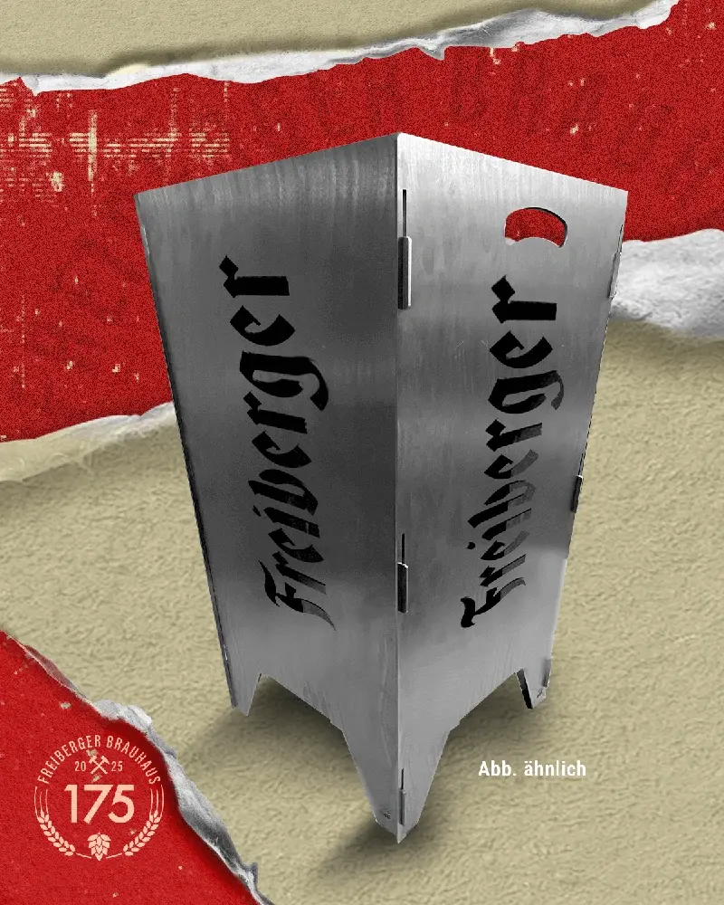 Ein metallischer Kühlschrank steht vor einem roten Hintergrund mit einem Logo.