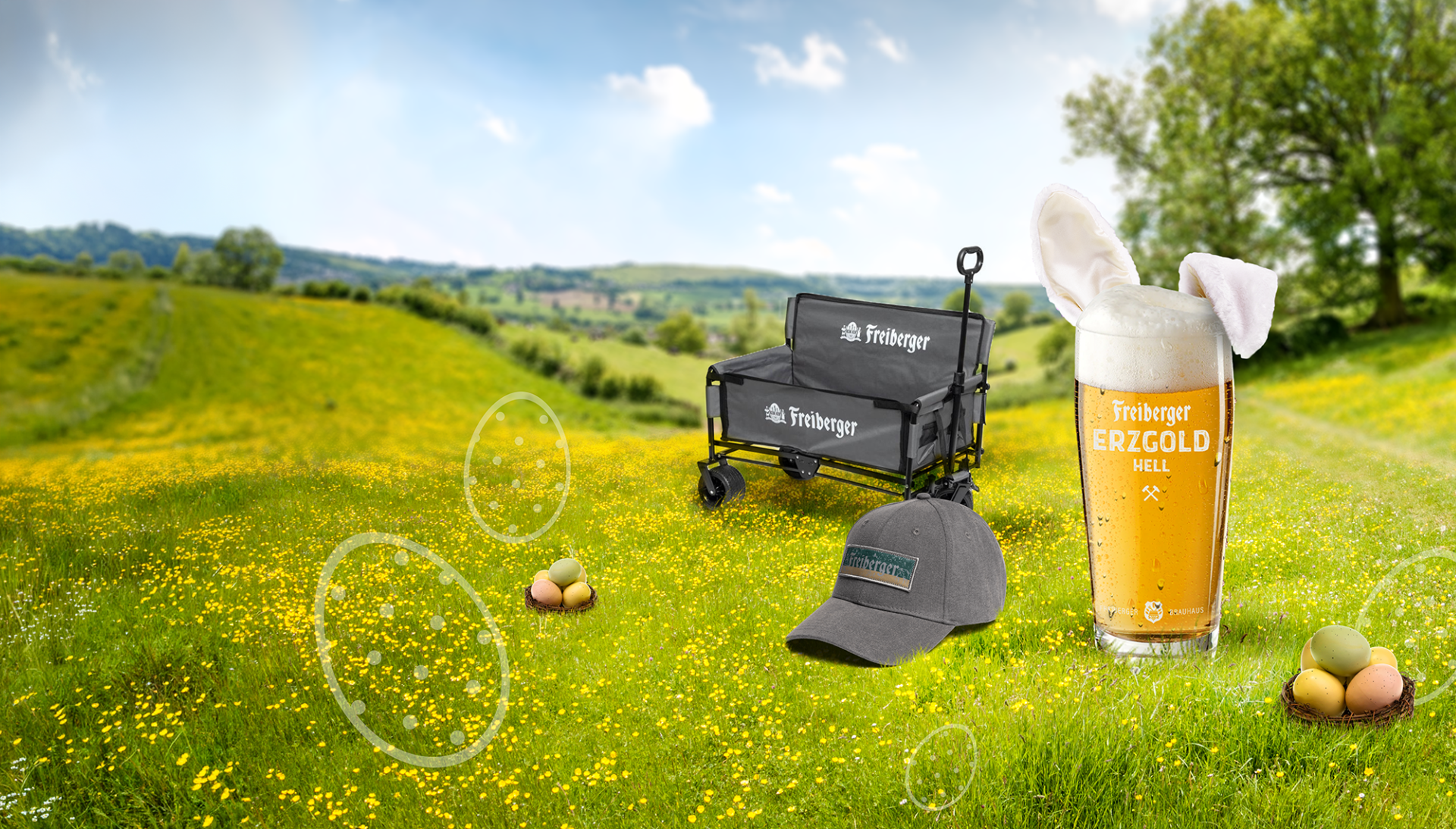 Eine Flasche und ein gefülltes Glas Freiberger Erzgold Hell stehen auf weißem Untergrund, dahinter eine Illustration des Erzgebierges.